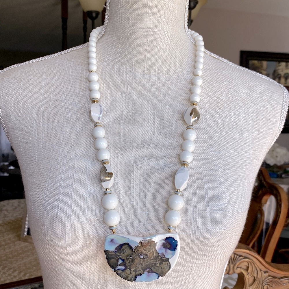 Vintage chunky ceramic and plastic beaded white blue and gold tone necklace